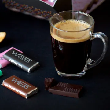 Napolitain chocolat noir distributeur petit chocolat noir avec le café