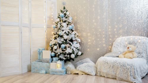 Sapin De Noël Avec Décorations Blanches Et Argentées Et Guirlande